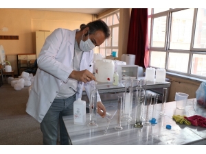 Gönüllü Öğretmenler Tarafından Fabrika Gibi Dezenfektan Üretimi Yapıyor