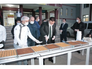 Diyarbakır’da Kadayıfçı Sıtkı Usta’dan 750 Cezaevi Personeline Moral İçin Tatlı İkramı