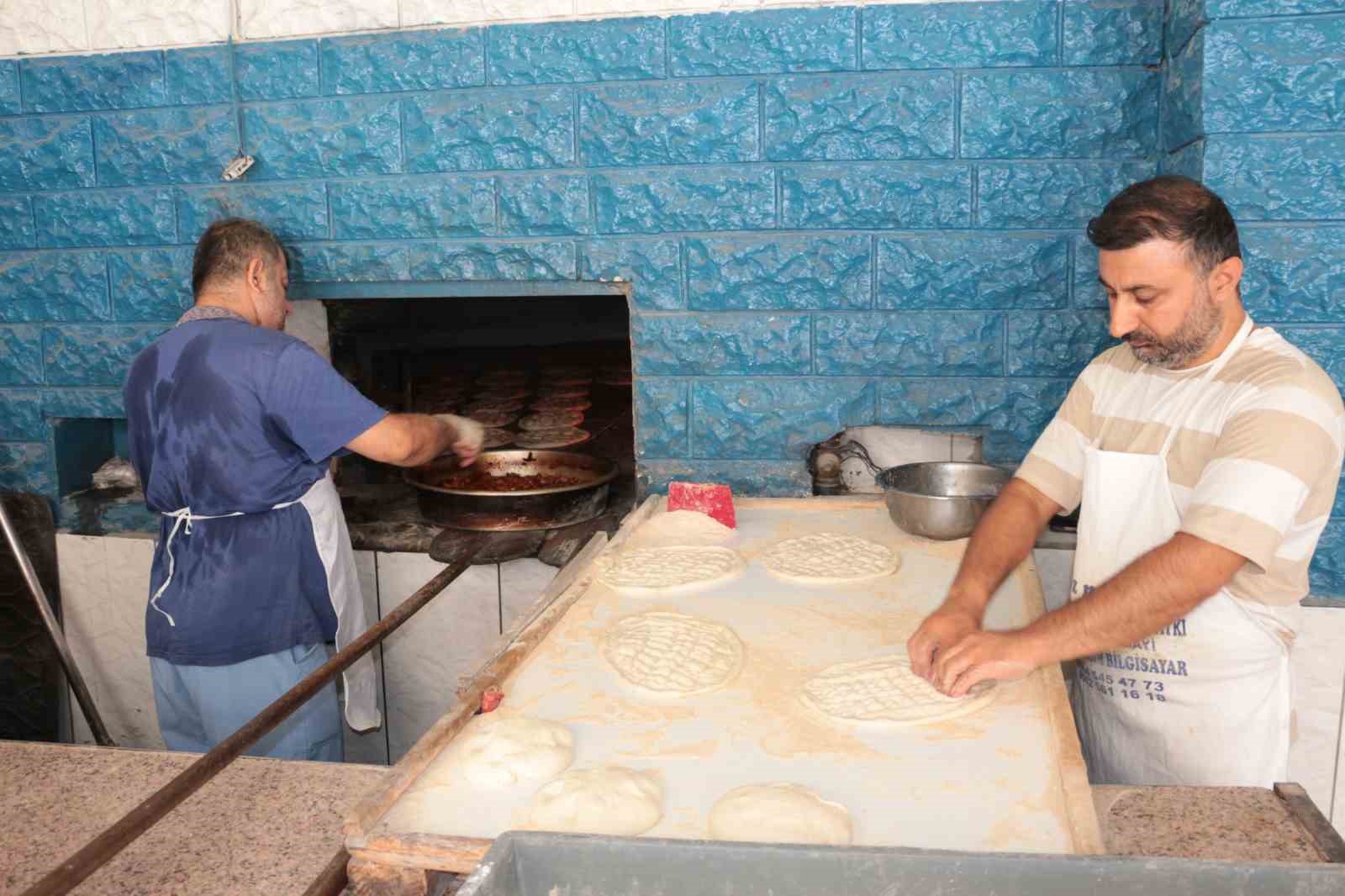 termometrelerin-55-dereceyi-buldugu-cizre-de-firin-ustalari-80-derecede-ekmek-uretiyor