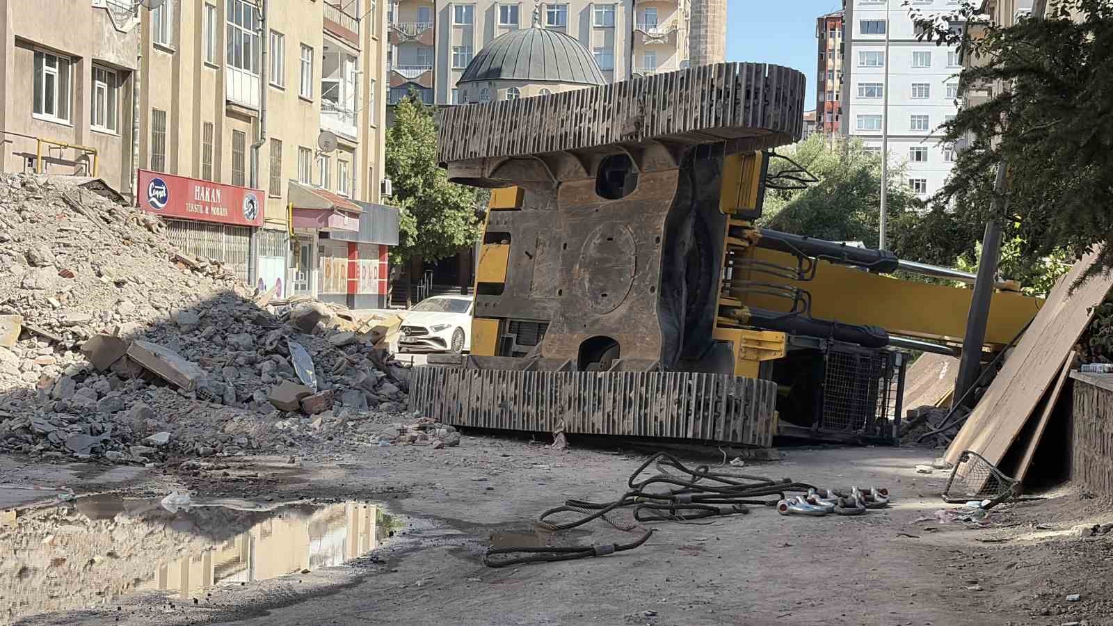 yikim-calismasindaki-is-makinesi-devrildi-1-yarali
