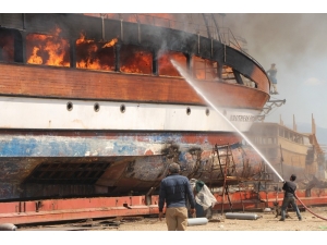 Katamaran Alev Alev Yandı, Can Pazarı Yaşandı