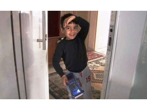 Karantinadaki Sağlık Çalışanı Babadan Oğluna Oyuncak Sürprizi