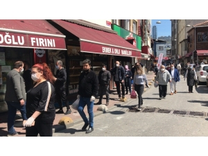 İstanbul’da Yasağa Saatler Kala Vatandaşlar Alışverişe Akın Etti