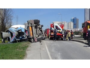 Ataşehir’de Beton Mikseri Devrildi, Sürücü Araç İçerisinde Sıkıştı