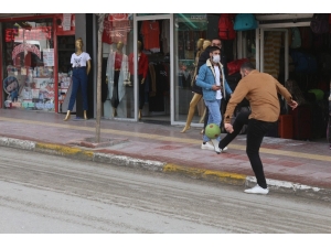 Korona Virüs Nedeniyle Boş Kalan Caddede Top Oynadılar