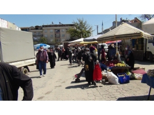 Vatandaşlar Pazarlara Akın Ediyor
