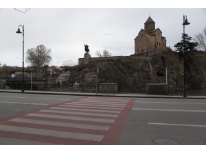 Gürcistan’da Covid-19 Nedeniyle Araç Kullanımı Yasaklandı