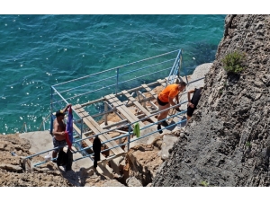 Turistlerin Yasak Öncesi Deniz Keyfine, Polisten ’Go Home’ Uyarısı