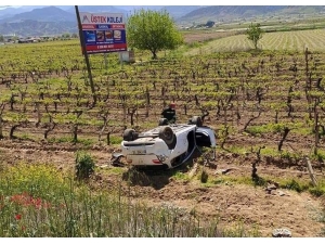Manisa’da Takla Atan Araç Üzüm Bağına Uçtu: 3 Yaralı