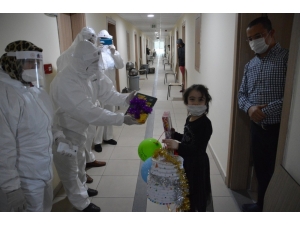 Karantinadaki Minik Hatice Kübra’ya Sürpriz Doğum Günü