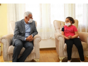 Milli Dayanışma Kampanyası’na Kumbarasındaki Parasını Bağışladı