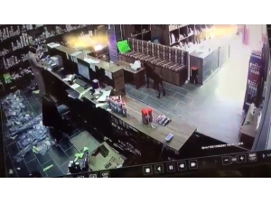 Dükkana Giren Köpek Masadaki Poşette Bulunan Poğaçaları Böyle Çaldı