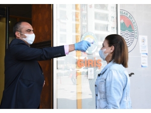 Toroslar Belediyesine Girişlerde Ateş Kontrolü Yapılıyor