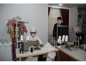 İş Yerini Atölyeye Çevirdi, Ürettiği Maskeleri Ücretsiz Dağıtmaya Başladı