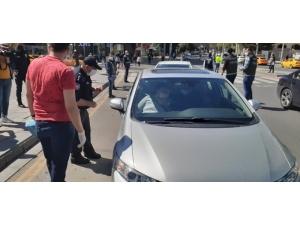 Kızılay Meydanı’nda Sokağa Çıkma Yasağı Öncesinde Sıkı Denetim