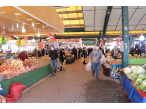 Alışveriş Yapanlar Sosyal Mesafeye Uymadı