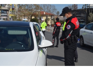 Polisi Gören Maske Taktı