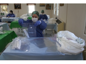 Bahçelievler’de Ev Kadınları Sağlık Çalışanları İçin Maske Üretimine Geçti