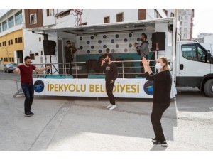 Evde Kalanlar İçin Sanatçılar Söyledi Sağlıkçılar Oynadı