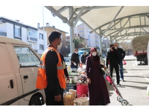 Pazar Alışverişi İçin Sıralarını Beklediler