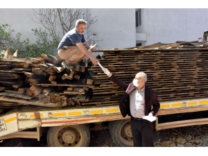 Başkan Aydın Ev Ev Dolaşarak Maske Dağıttı