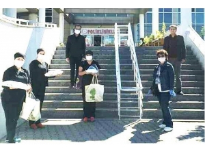 Hazırladıkları Börek Ve Poğaçaları Sağlıkçılara Götürdüler