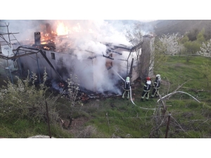 Tek Katlı Ev Alev Alev Yandı