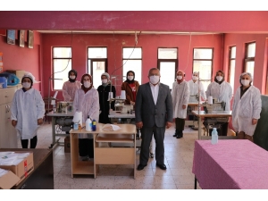 Ormanlı Belediyesi Maske Üretip Halka Dağıtıyor