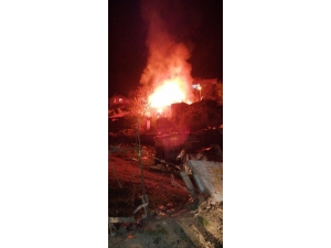 Karantina Altındaki Mahallede Ev Alevlere Teslim Oldu