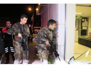 Sokağa Çıkma Kısıtlamasını Aldırış Etmeden Bankaya Giren Hırsız, Gazetecilere "Benim Adım Felaket" Dedi