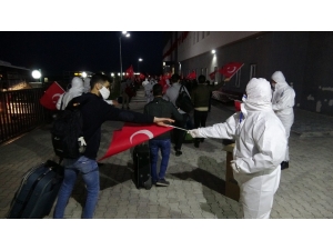 Kazakistan’dan Gelen 73 Türk Vatandaşı Öğrenci Yurduna Yerleştirildi