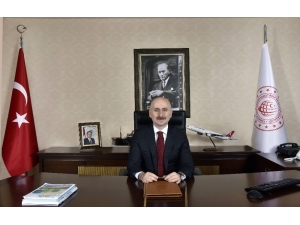 Bakan Karaismailoğlu: "Ülkemizde Üretilen İhracat Ürünlerini Taşıyan 940 Metrelik, 82 Konteynerli Yük Treni Kardeş Ülkelere Doğru Yola Çıktı"