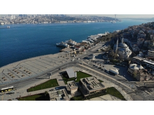 Sokağa Çıkma Kısıtlamasıyla Sessizliğe Bürünen Üsküdar Meydanı Havadan Görüntülendi