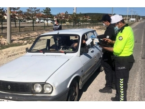 Polis Maske Dağıttı Sosyal Mesafe Uyarısında Bulundu