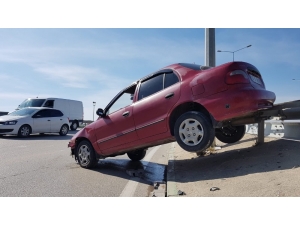 Direksiyon Hakimiyetini Kaybetti Bariyerlerin Üzerine Kondu