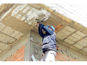 Tele Takılan Ebabil Kuşunu Belediye Çalışanları Kurtardı