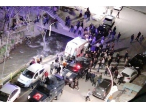 Kafa Kafaya Çarpıp Dereye Uçan Araçtan Sağ Kurtuldular