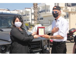 Antalya’da 24 İhtiyaç Sahibine 500’er Lira Yardım Yapan Alman Vatandaşı Plaketle Ödüllendirildi
