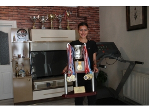 Milli Atlet Tuğba Güvenç Olimpiyatlara Evde Böyle Hazırlanıyor