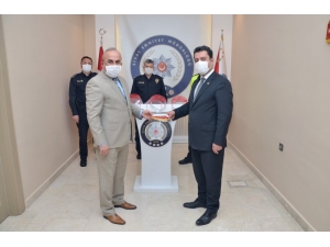 Öğretmenlerden Polislere Siperlik Desteği