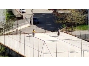 Kadınlardan Futbol Sahasında İlginç Oyun