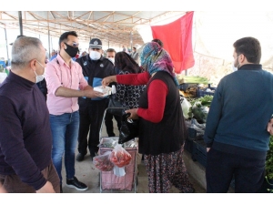Kaymakam Almalı, Pazarda Esnaf Ve Vatandaşa Maske Dağıttı