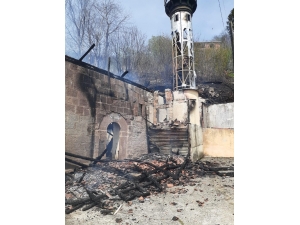 Trabzon’un Sürmene İlçesindeki Tarihi Cami Kül Oldu
