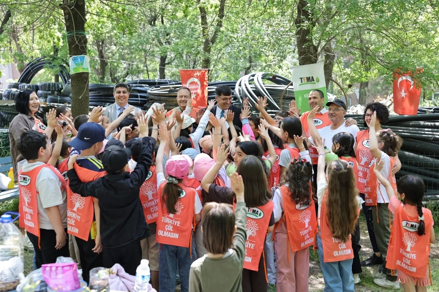 baskan-kahveci-tema-vakfi-uygulama-bahcesi-nde-ogrencilerle-bulustu