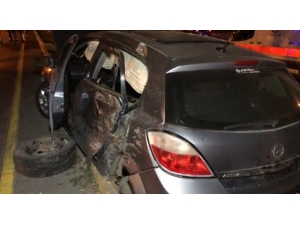 Otomobil Refüje Çıktı: 2 Yaralı