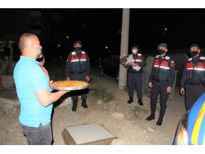 Alanya’da Kavga İhbarına Gittiler Meşaleler Ve Baklavalarla Karşılandılar