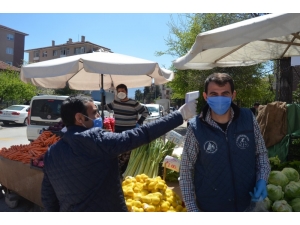 Bolu’da Semt Pazarında Sosyal Mesafe Kuralına Uyuluyor