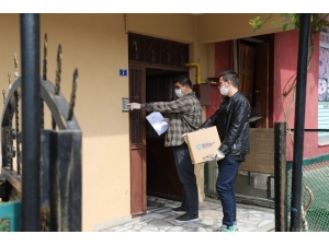 Gençlerden Gıda Kolisi Dağıtımına Destek