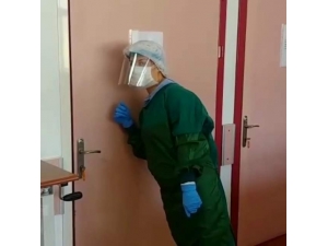 Sağlık Çalışanları Ve İyileşen Hastayla Karşılıklı Oynadı