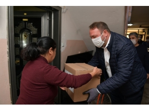 Çiğli Belediyesinden Ailelere Gıda Desteği